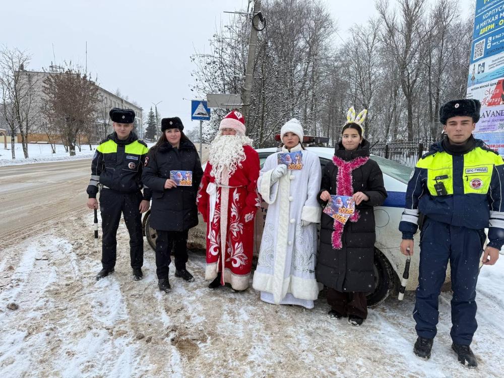 Волонтеры г. Бежецка поздравили жителей и гостей нашего родного города Бежецка с Наступающим 2026 годом