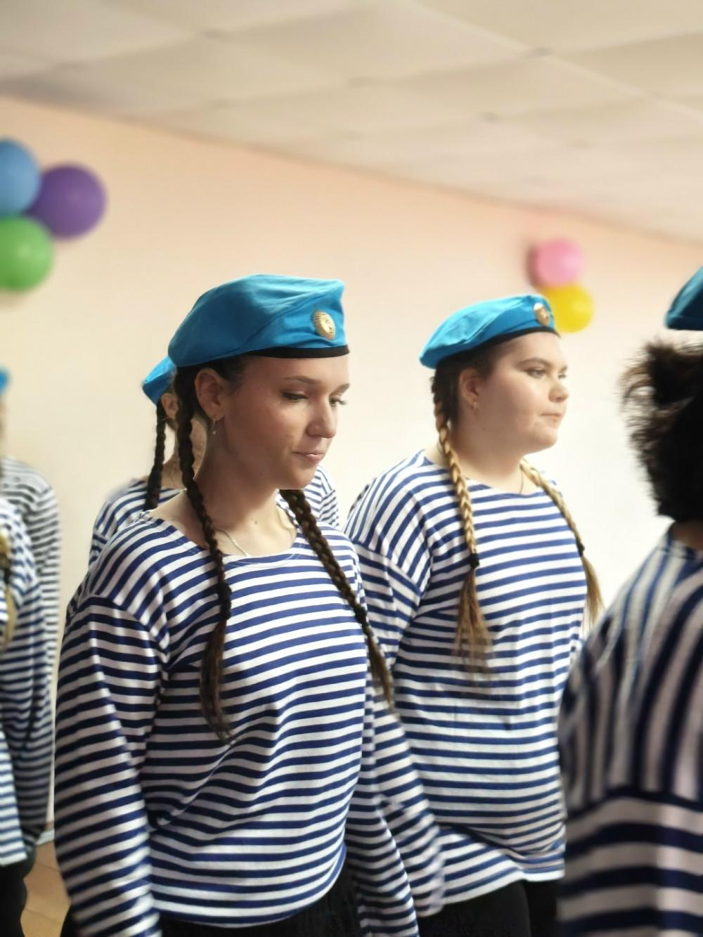 Традиционный смотр строя и песни