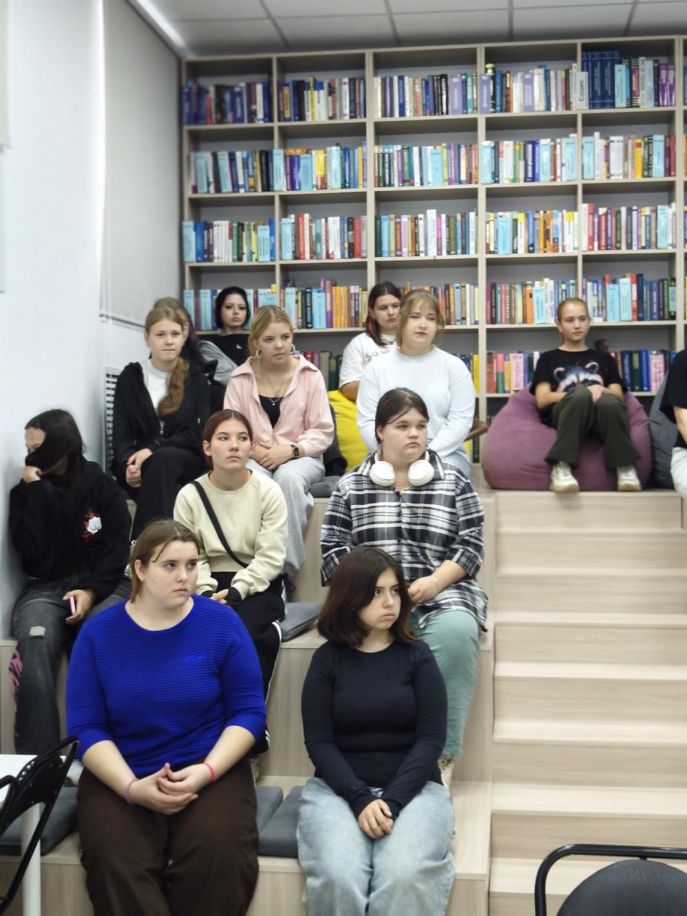 В преддверии Международного дня распространения грамотности студенты группы ЛД -11 побывали в обновленной центральной библиотеке имени В. Я. Шишкова